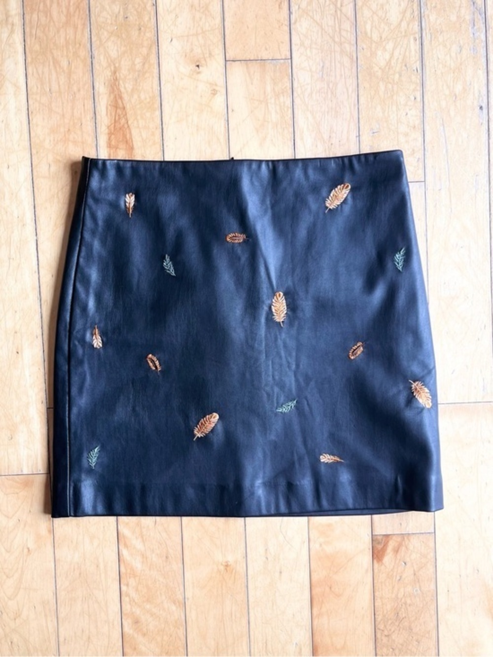 Esqualo Black Faux‑Leather Embroidered Feather Boho-Chic Mini Skirt – Size 8